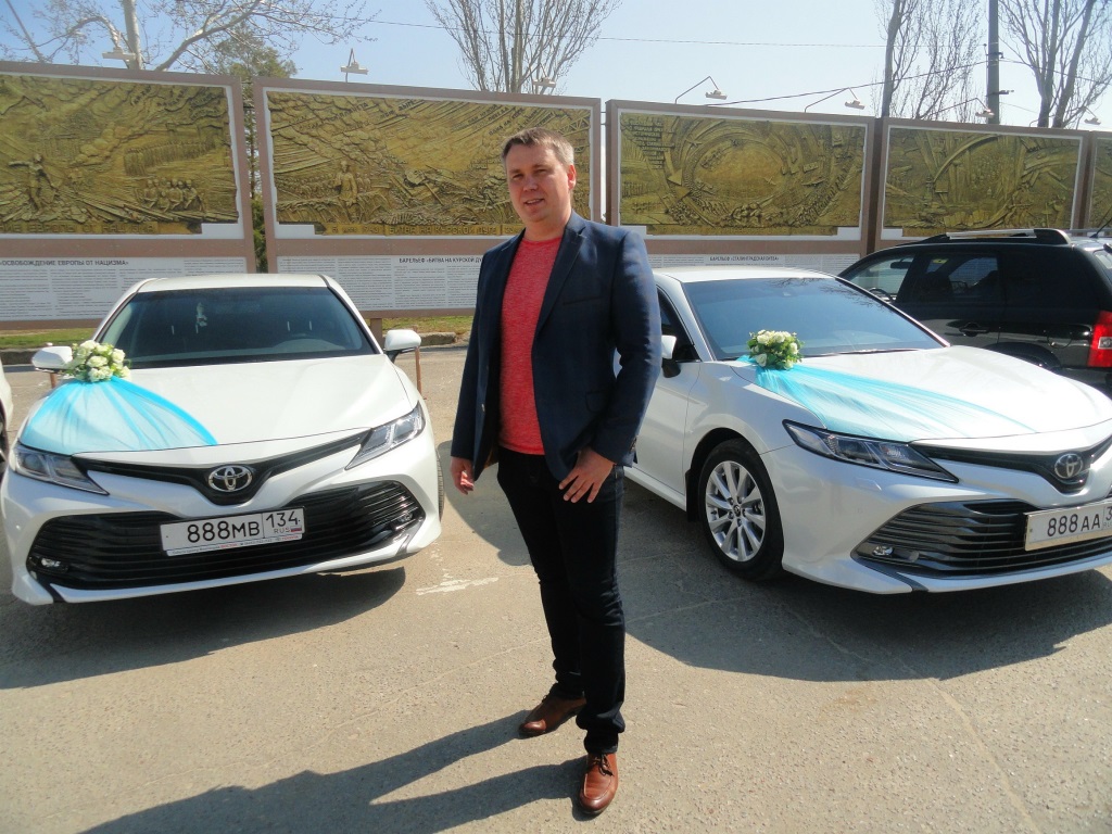 Апрель 2019 и самое стильное автосопровождение в Волгограде из совершенно новых автомобилей Toyota Camry New. Свадебный кортеж в любой район Волгограда (машины и свадебные украшения на авто)