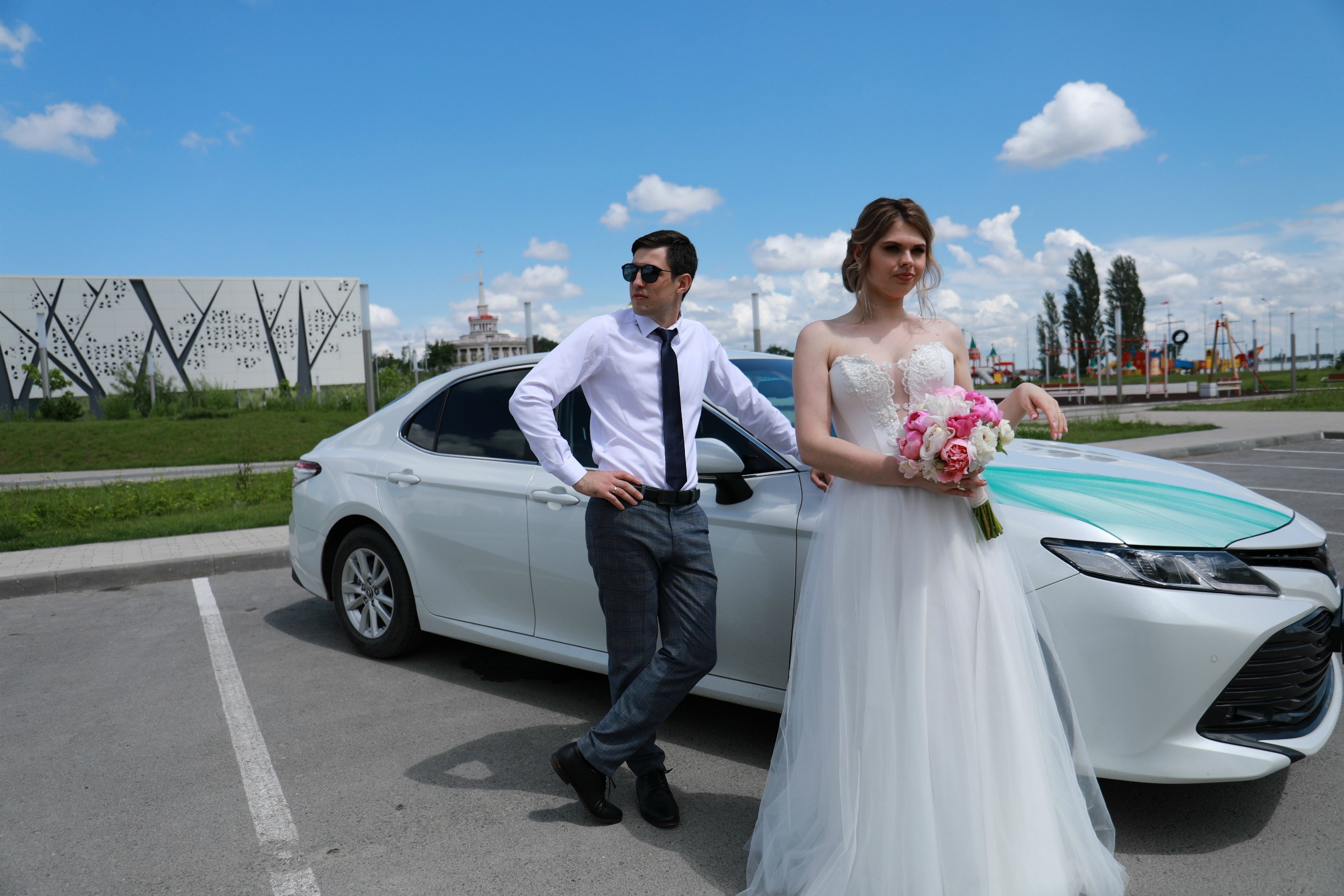 Лето 2020 продолжается! Прекрасная пара, прекрасное авто сопровождение на свадьбу от компании СВАДЕБНЫЙ КОРТЕЖ ВОЛГОГРАД. Заказ машин и украшений на свадьбу по доступным ценам. Любой район Волгограда